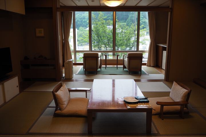Room 12 of 77