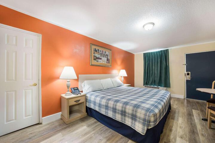1 King Bed (8 of 11)