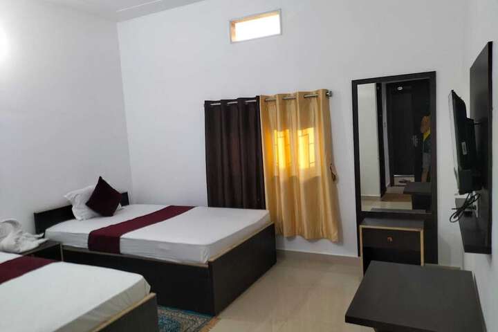 Room 9 of 16