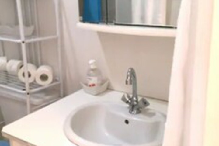 Room 4 of 8