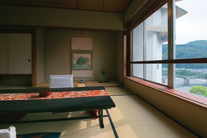 Room 7 of 77
