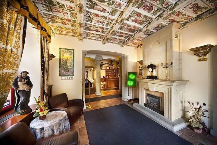 Entrance & Lobby