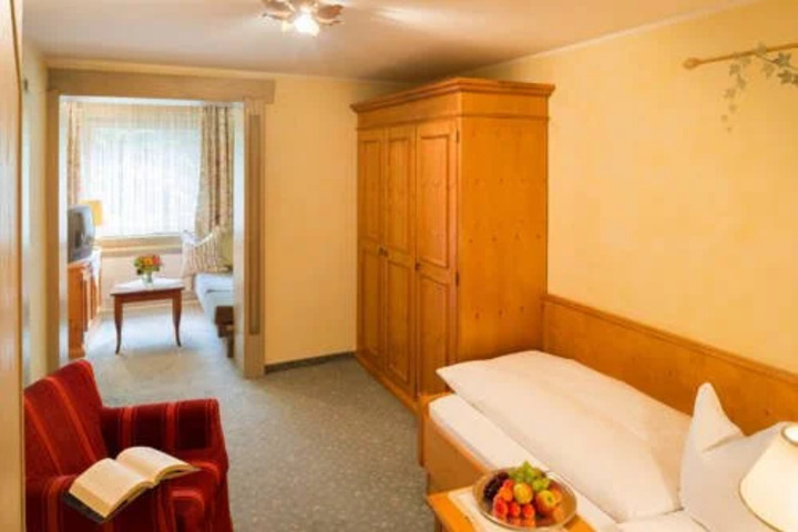 Room 5 of 10