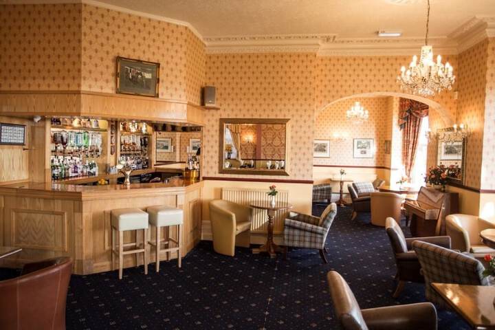 Lounge 76 of 93