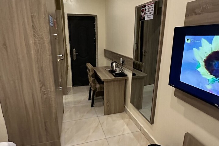 Room 11 of 19