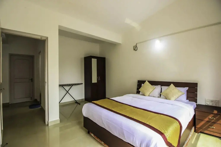 Room 4 of 12