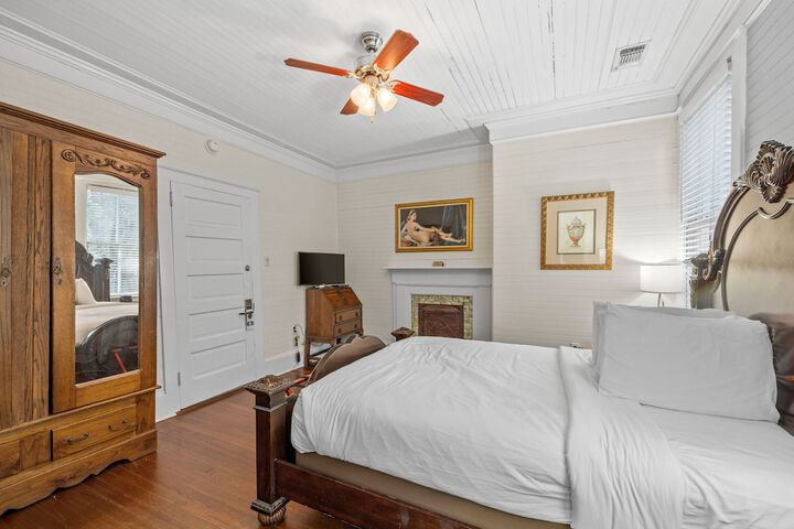 1 Queen Bed (9 of 12)