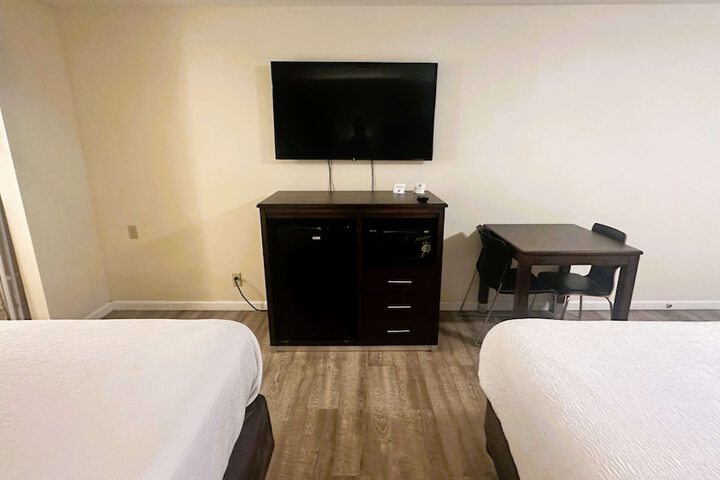 1 Queen Bed WiFi, Microwave, Refrigerator Table and Chairs Continental Breakfast (11 of 17)