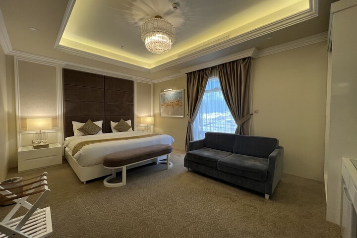 Room 3 of 104
