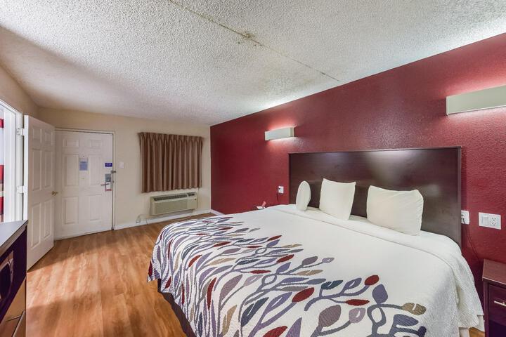 1 King Bed (12 of 12)
