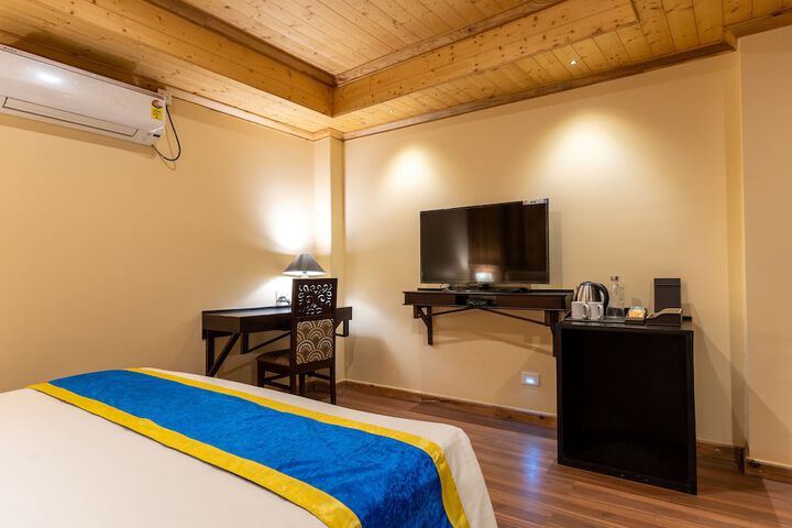 Room 10 of 28