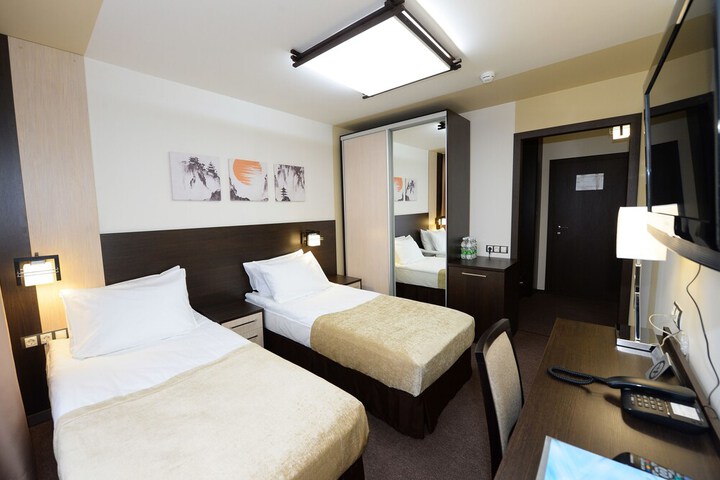Room 7 of 93