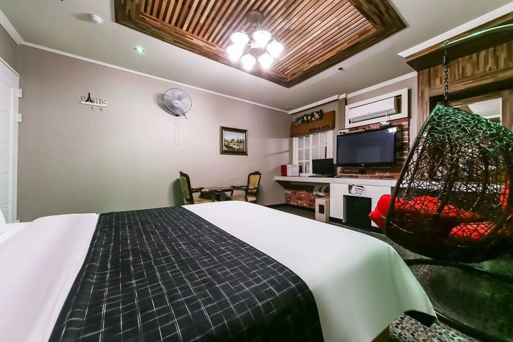 Room 5 of 23