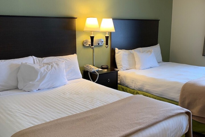 2 Queen Beds (2 of 7)