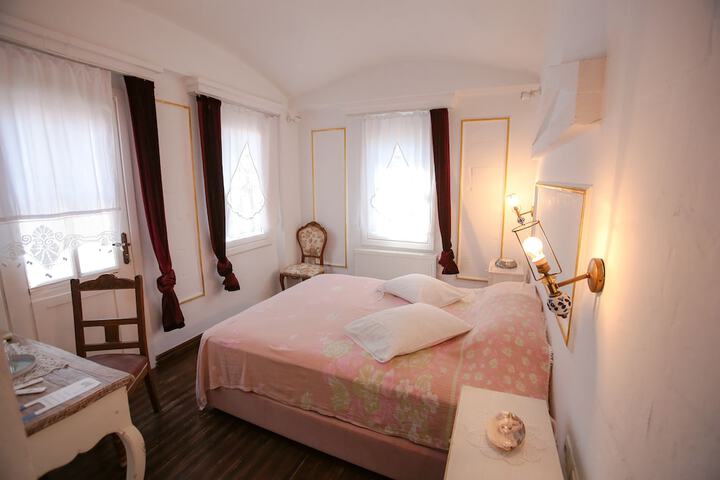 Room 7 of 32