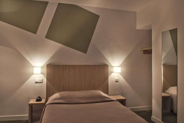 Room 13 of 32