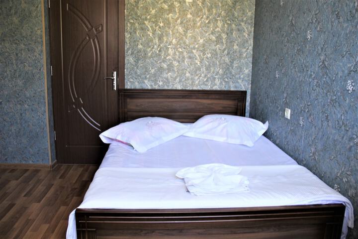 Room 6 of 17