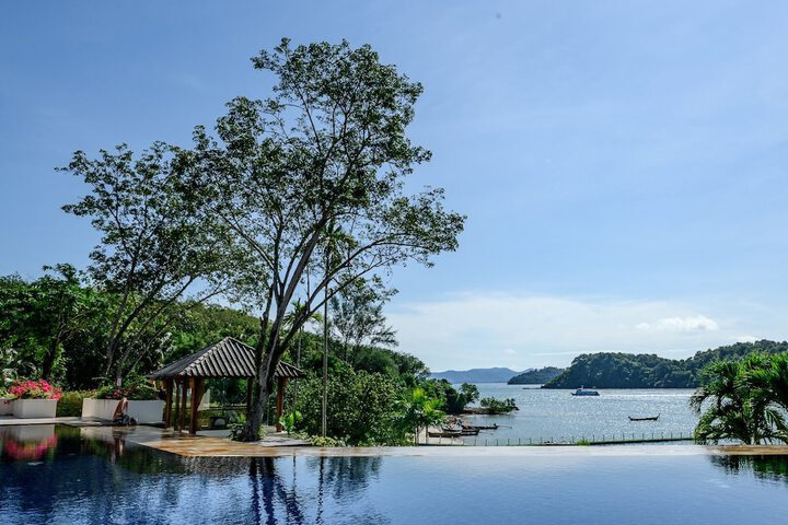 Hotel Pool