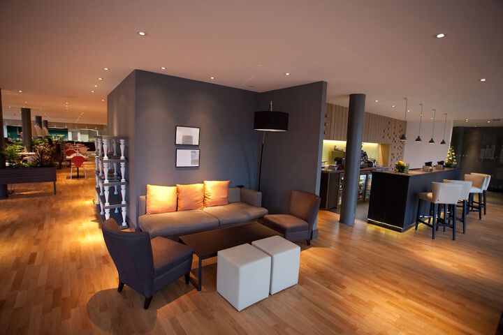 Lounge 35 of 55