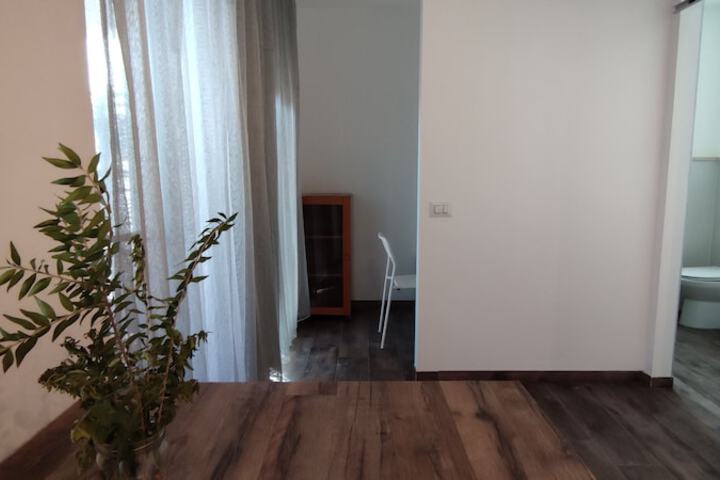 Room 9 of 127