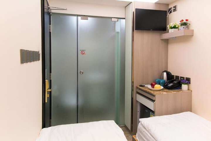 Room 6 of 37