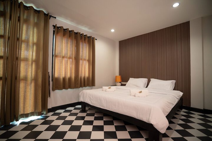 Room 4 of 33