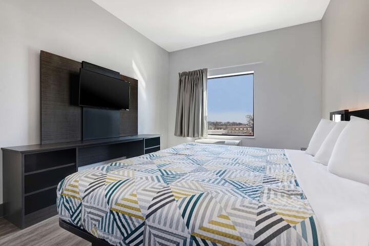 1 King Bed Hearing Accessible (3 of 10)