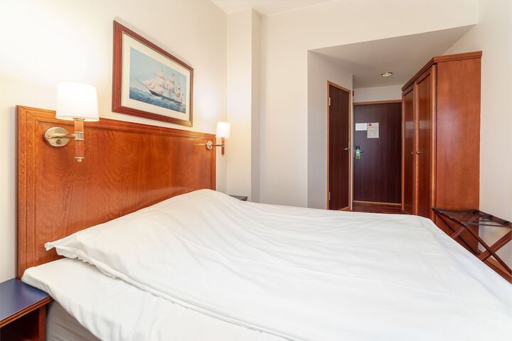 Room 10 of 34
