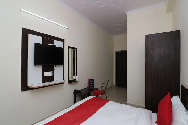 Room 6 of 12