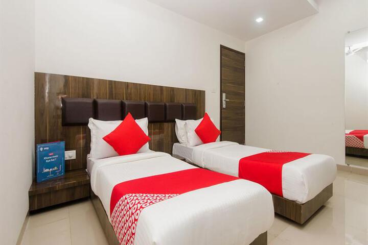 OYO 12043 HOTEL CRYSTAL CROWN