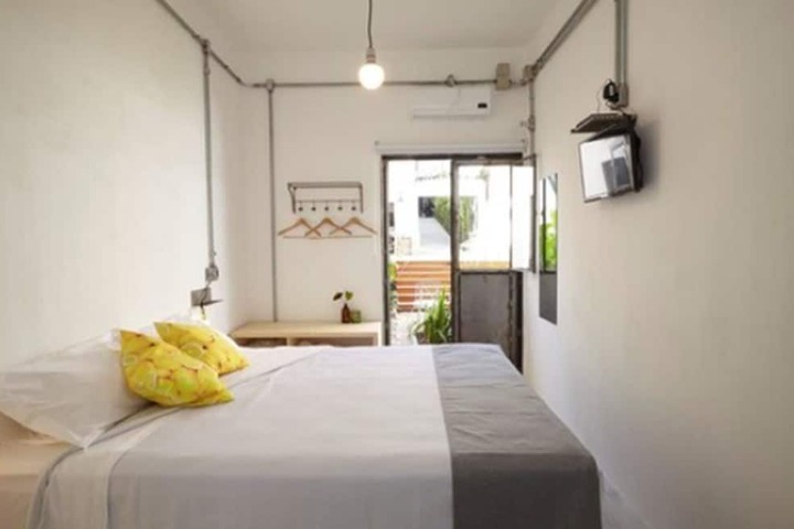 Room 12 of 82