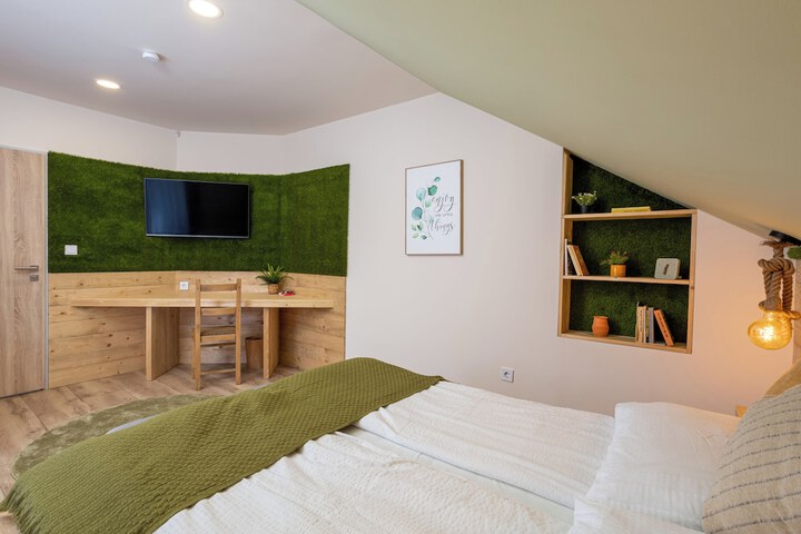 Room 5 of 79