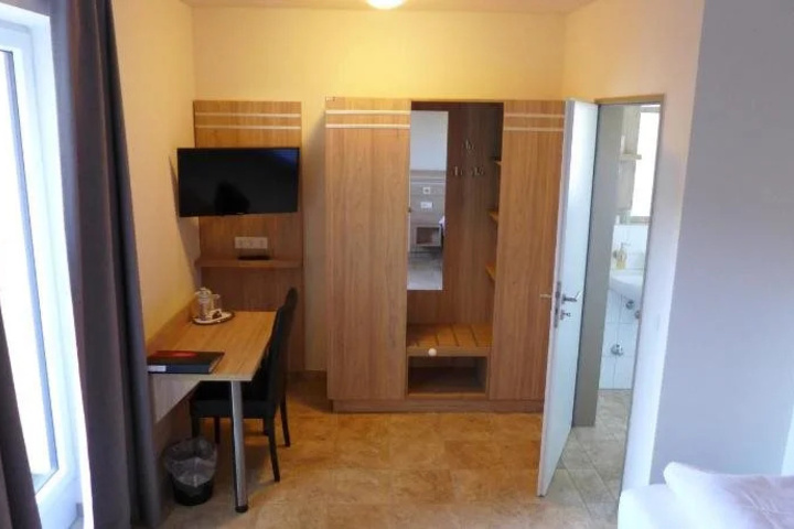 Room 4 of 13
