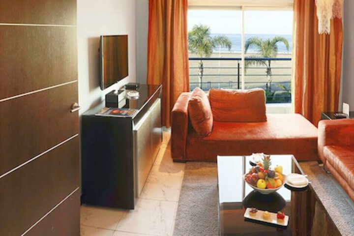 Room 12 of 25
