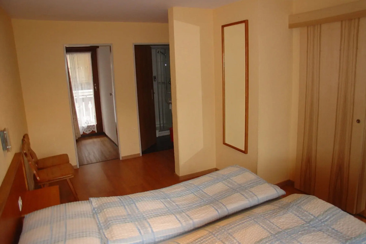 Room 2 of 35
