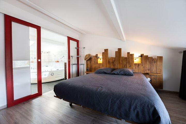 Room 8 of 48