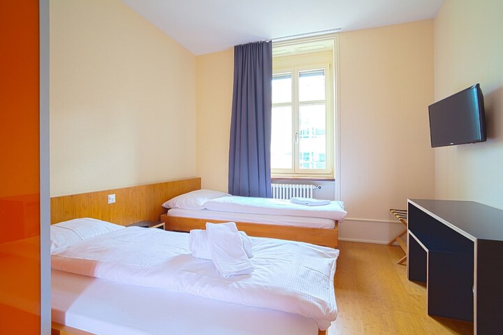 Room 5 of 28