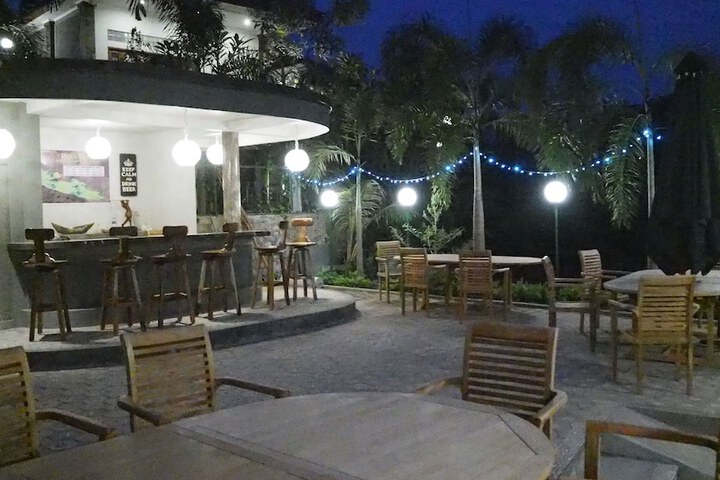 Lounge 35 of 67