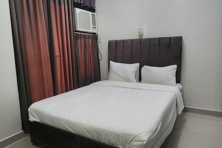 Room 13 of 28