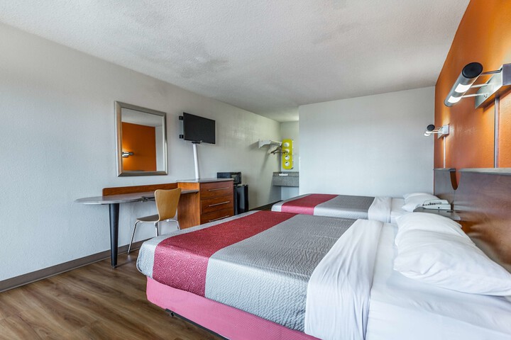 1 Queen Bed (6 of 21)