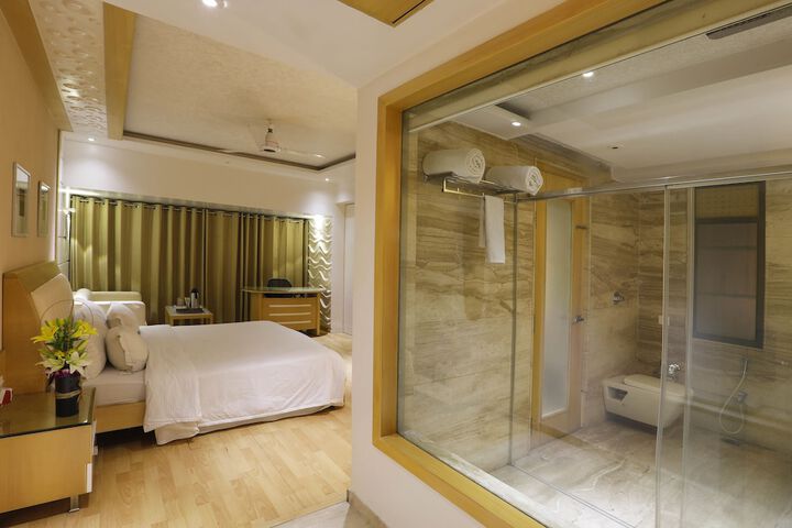 Room 9 of 28