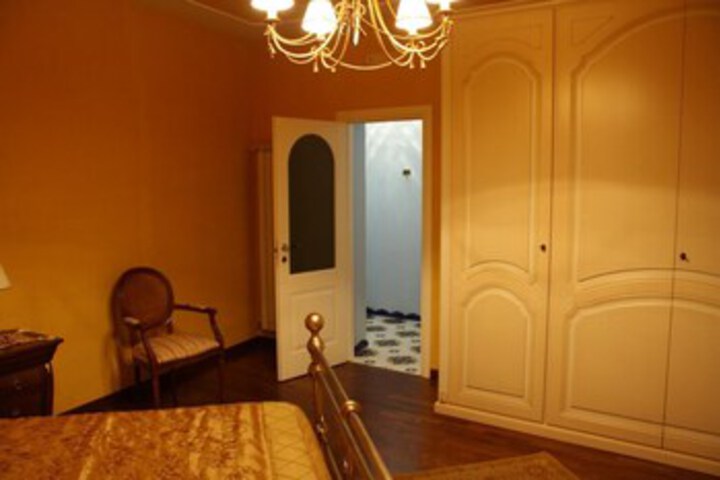 Room 27 of 33
