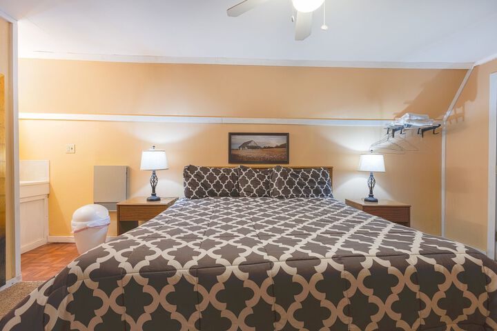 Deluxe King Bed (17 of 18)