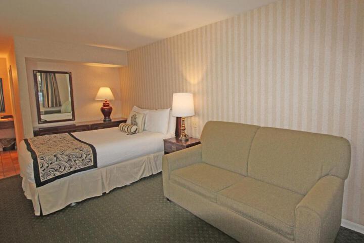 1 Queen Bed (2 of 14)