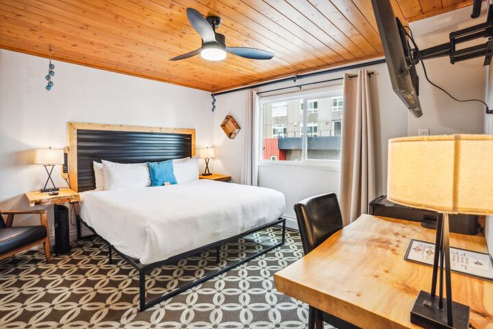 Photo of Highliner Hotel - Deluxe King with City View