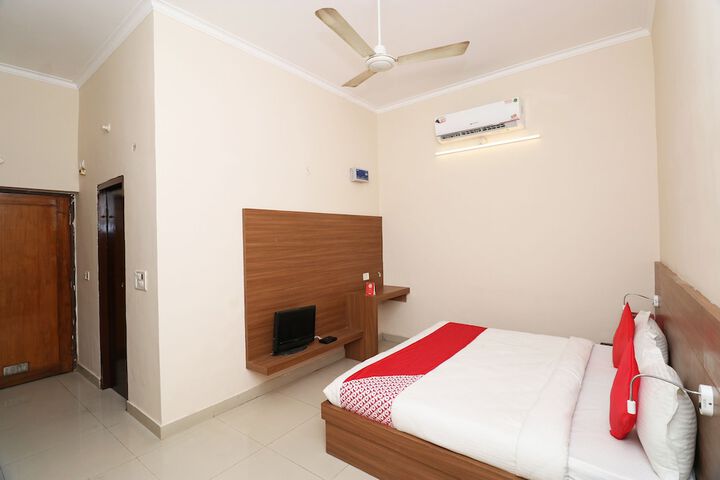 Room 9 of 17