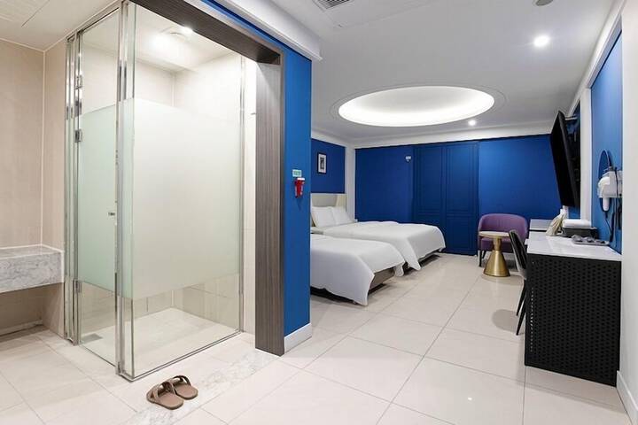 Room 14 of 90