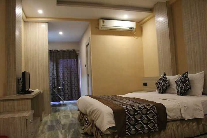 Room 8 of 15