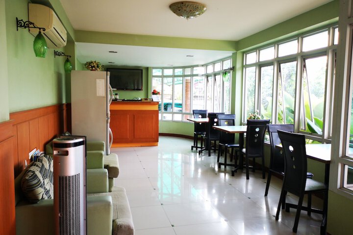 100 HOUSE HOTEL