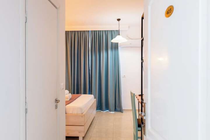 Room 4 of 297